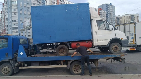Продавцы арбузов лишились своей &laquo;Газели&raquo; за незаконную торговлю в Петербурге